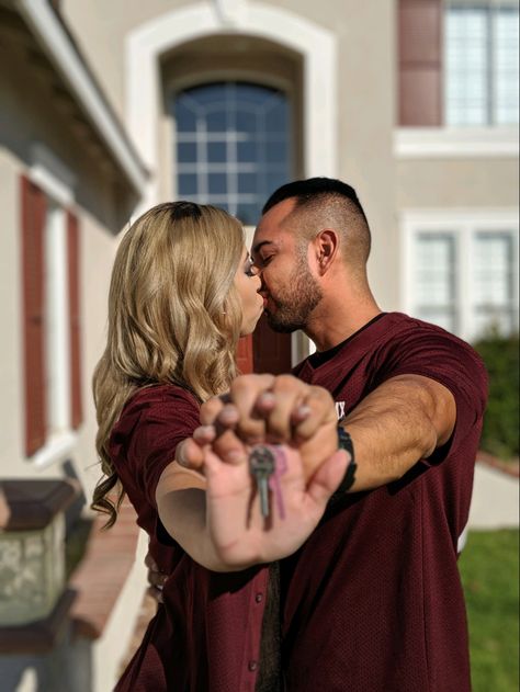 New Home Pictures Announcement Couple, Bought A Home Announcement, Homeowner Photo Shoot, Our First Home Photoshoot Couple, New Home Aesthetic Keys Couple, New Home Keys Picture, First Home Announcement Ideas, First Apartment Keys Aesthetic, Home Keys Aesthetic