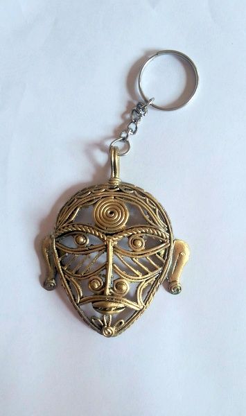 Dokra face mask key chains. www.miharu.in Dokra Jewellery, Dokra Art, Bastar Art, Creative Objects, Dhokra Art, India Crafts, Indian Handicrafts, Metal Art Decor, Fabric Paint Designs