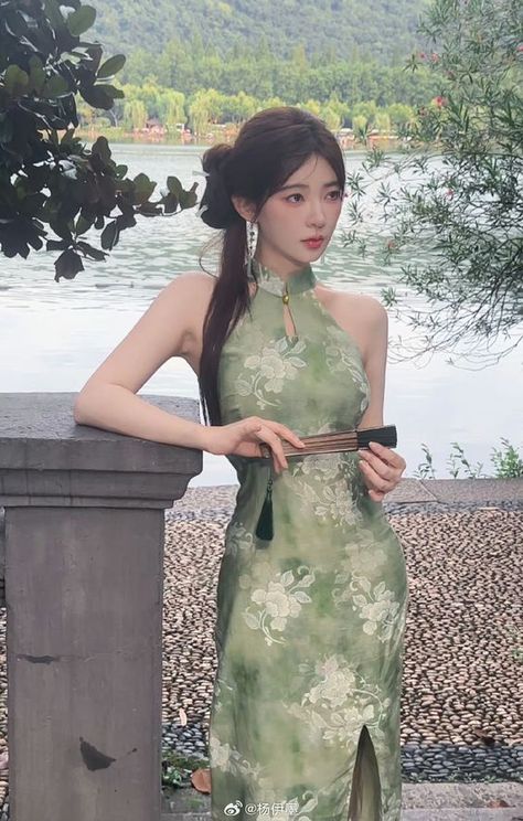 Cheongsam Aesthetic, Qipao Aesthetic, Modern Chinese Outfit, Green Chinese Dress, Chinese Outfits Traditional, Halter Neck Kurti, Qipao Outfit, Modern Chinese Clothing, Green Qipao