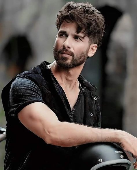 Sahid Kapoor Images, Shahid Kapoor Hairstyle, Aditya Kashyap, Actor Photography, New Men Hairstyles, Crew Cut Hair, Boys Poses, Men Poses, Short Hair For Boys