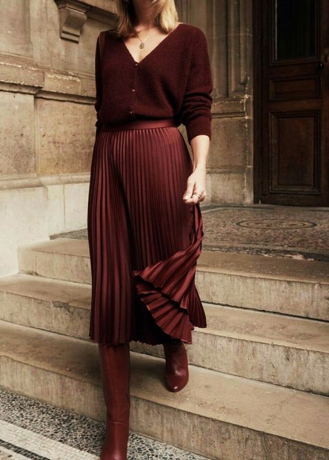 - Sézane Fall 2018 - Burgundy Monotone Look - Dino Skirt, Midi Outfits, Rok Outfit, Winter Skirt Outfit, Rock Outfit, Trendy Skirts, Skirts With Boots, Winter Outfit Inspiration, Winter Skirt