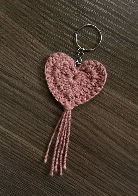 Cute Crochet Keychains Easy, Crochet Simple Keychain, Crochet Keychain Ideas Simple, Crochet Keychains Easy, Crochet Small Keychain, Crotchet Keychains, Key Ring Crochet, Easy Keychain Crochet, Small Crochet Keychain