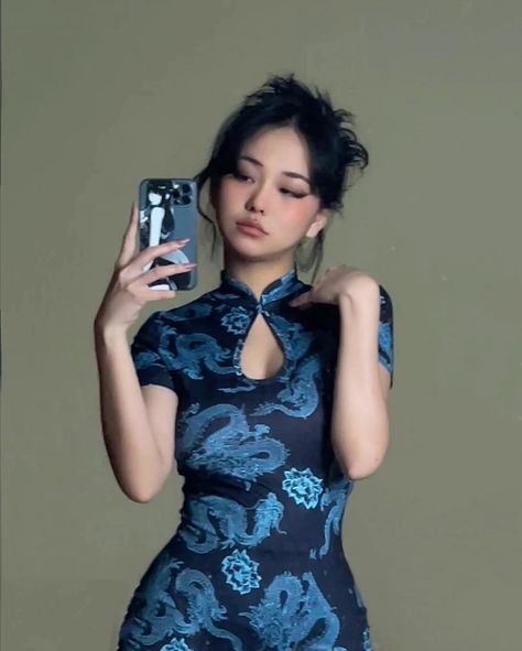 Cheongsam Aesthetic, Qipao Aesthetic, China Outfits Style, Cheongsam Outfit, Secret Shanghai, Gothic Crown, Asian Style Dress, Qi Pao, Image Swag