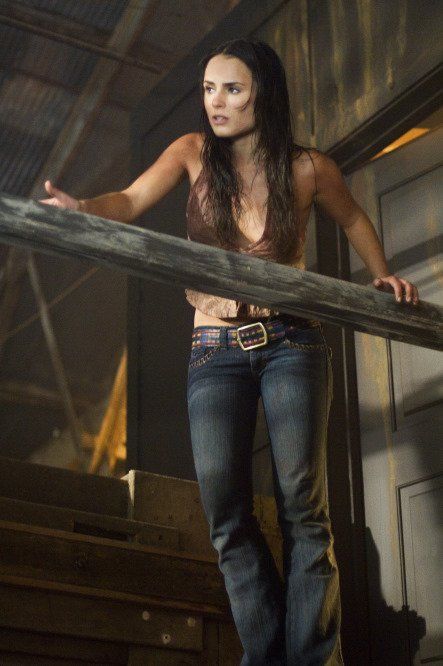 Jordana Brewster in The Texas Chainsaw Massacre: The Beginning (2006) Horror Halloween Costumes, Brewster Wallpaper, Cowgirl Jeans, Jordana Brewster, Slasher Movies, Texas Chainsaw, Movie Lover, Next Generation, Chainsaw