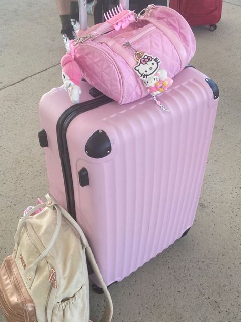 Airport Pink Aesthetic, Pink Luggage Outfit, Suitcase Pink Aesthetic, Cute Suitcases Aesthetic, Hello Kitty Travel Bag, Pink Suitcase Aesthetic Airport, Cute Pink Suitcase, Pink Airport Aesthetic, Girly Travel Aesthetic