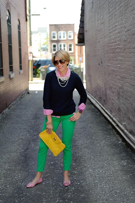 Style Spotting: Beth from Seersucker   Saddles Mode Casual, Looks Street Style, Green Pants, Fashion Over 50, Work Attire, Spring Summer Outfits, Look Chic, Work Casual, Primavera Estate