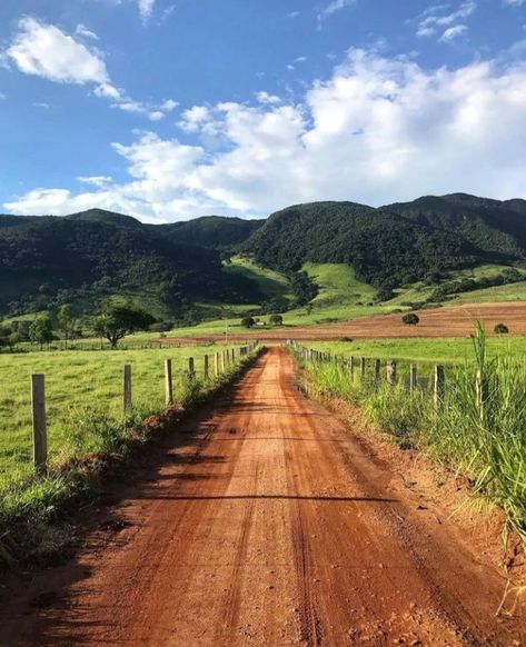 Rural Area Aesthetic, Brazil Countryside, Area Aesthetic, Country Houses, Rural Area, Beautiful Country, Simple Life, Book 1, In The Middle