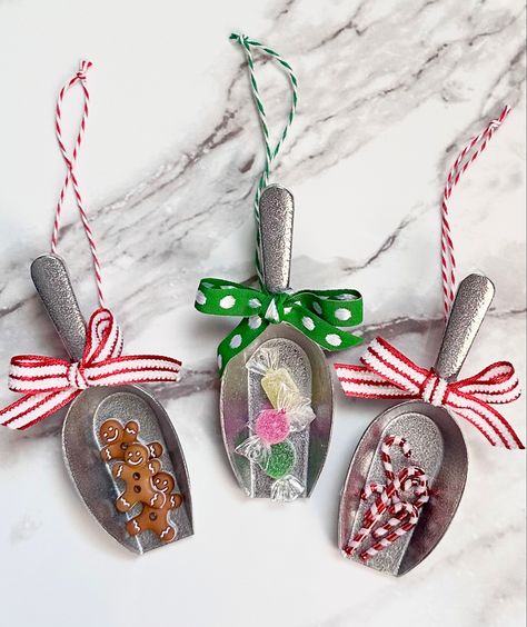 Candy Scoop, Wooden Spoon Crafts, Spoon Ornaments, Christmas Booth, Homemade Christmas Ornaments, Christmas Gifts Crafts, Spoon Crafts, Candy Ornaments, Christmas Ornament Ideas