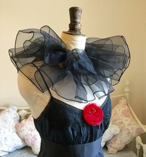 Neck ruffle in black, new design, ready for circus, burlesque or Pierette party vibe. Clown Neck Ruffle, Halloween Circus, Clown Clothes, Dark Circus, V Model, Creepy Halloween Makeup, Blue Costumes, Burlesque Costume, Circus Costume