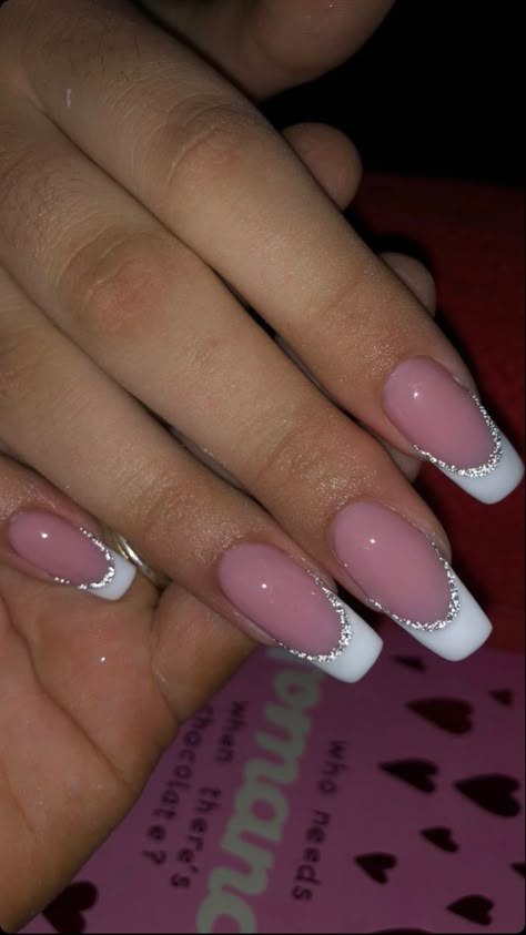 Luxury French Tip Nails, Sparkly French Tip Nails White Glitter, French Tip Nails Gilter, Glitter Outline French Nails, White French Tip Nails Gilter, French Tip With Silver Glitter Line, Frenchie Nails, Nail Inspo 2023, French Nails Glitter