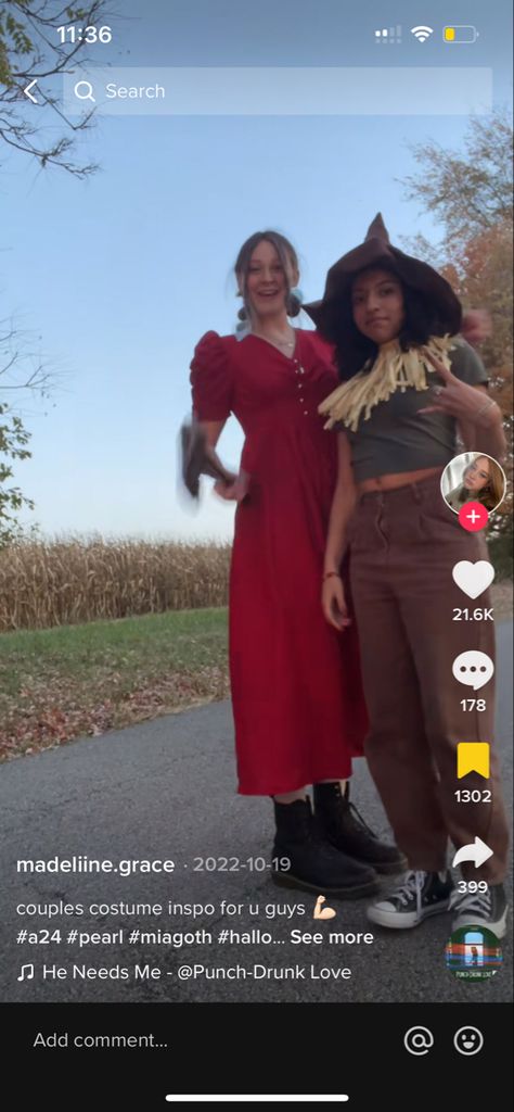 Pearl And Scarecrow, Pearl Couples Costume, Pearl Cosplay Mia Goth, Pearl And Scarecrow Costume, Pearl Couple Costume, Pearl A24 Costume, Niche Halloween Costumes Duo, Pearl Scarecrow, 2024 Couples Costumes