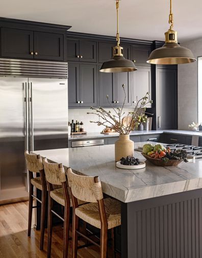 Charcoal Kitchen, Latest Kitchen Trends, Moody Kitchen, Eclectic Interior Design, Brown Kitchens, Dark Kitchen Cabinets, Kitchen Color, Kitchen Trends, Black Cabinets