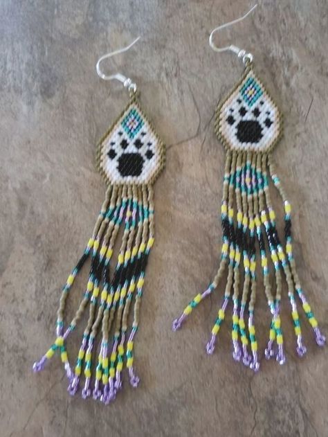 Native American Beading Patterns, Pretty Wolf, Seed Bead Patterns Free, Seed Bead Bracelets Tutorials, Paw Earrings, Wolf Paw, Dream Ideas, Native Beading Patterns, Beaded Stuff