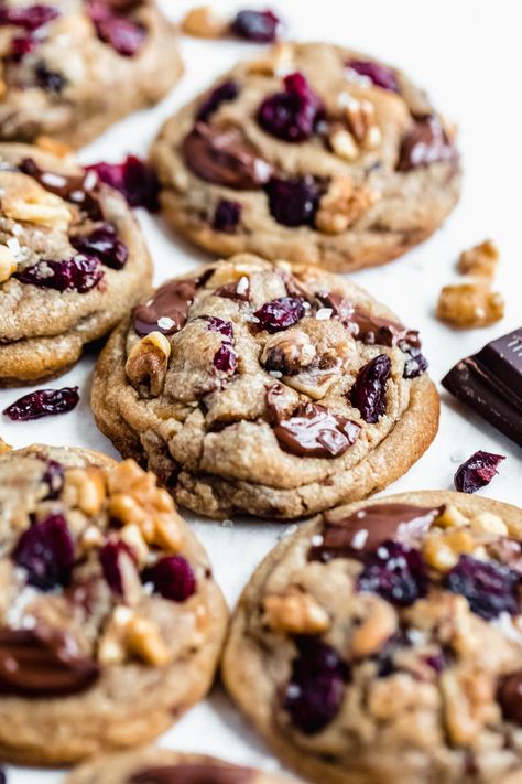 These Salted Dark Chocolate Cranberry Walnut Cookies are super thick and chewy with slightly crispy edges and a soft centre. Packed with walnuts, dried cranberries, rich dark chocolate and sprinkled with sea salt, these cookies are loaded with irresistible flavours! | queensleeappetit.com #cookies #walnut #cranberry #chocolate Dark Chocolate Cherry Cookies, Dried Cranberry Recipes, Cookies Walnut, Cranberry Walnut Cookies, Walnut Cookies Recipe, Dried Cranberries Recipes, Walnut Cookie Recipes, Cranberry Cookies Recipes, Cranberry Chocolate