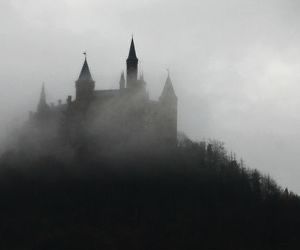 Art Vampire, Dark Windows, Old Castle, Hogwarts Aesthetic, Slytherin Aesthetic, Harry Potter Aesthetic, Dark Academia Aesthetic, A Castle, The Fog