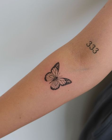 butterfly tattoo • Instagram Butterfly Hand Tattoos, Realistic Butterfly Tattoo, Butterfly Hand Tattoo, H Tattoo, Small Butterfly Tattoo, Butterfly Mandala, Tattoo Instagram, Simple Butterfly, Butterfly Tattoos