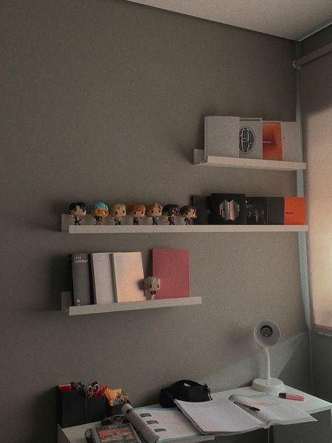 Repisas Aesthetic, Funko Pop Aesthetic, Kpop Albums Shelf, Funko Pop Shelves, Kpop Shelf, House Styling Interior, Butter Bts, Army Room Decor, Army Room