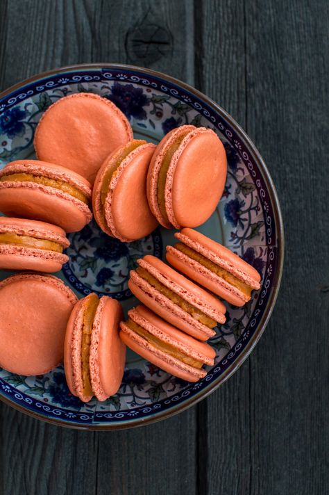 thai-milk-tea-macarons-2 Tea Macarons, Cream Cheese Cupcakes, Thai Milk Tea, Macaron Recipes, Galaxy Cake, Chocolate Macaron, Drinks Photography, French Macaron, Macaroon Recipes