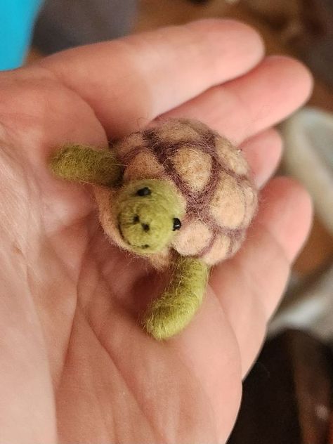 Felted Turtle, Felting Beginner, Felt Turtle, Felting Ideas, Needle Felting Projects, Line Work, A Turtle, Felting Projects, Needle Felted