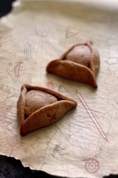 Tricorne Hat Cookies · Edible Crafts | CraftGossip.com Pirate Food, Pirate Cookies, Caribbean Party, Pirate Wedding, Pirate Crafts, Hat Cookies, Pirate Hat, Pirate Day, Pirate Birthday Party