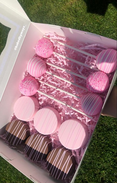 Cake Pop Gift Box Ideas, Cake Pops Small Business, Chocolate Covered Oreo Bouquet, Cake Pops And Strawberries, Pink Oreos Chocolate Dipped, Chocolate Covered Desserts Ideas Treats, Cake Pops And Cakesicles, Cake Pops Designs Ideas, Barbie Chocolate Covered Oreos