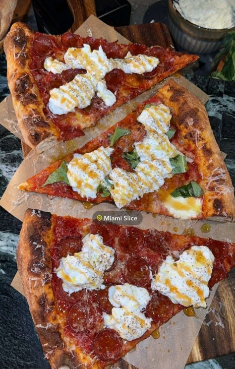 Good eats , foodie, pizza Really Yummy Food, Aethstetic Food, Real Italian Pizza, Pizza Topping Ideas, Aesthetic Meals, Pizza Healthy, Cravings Food, Greasy Food, I Want Food