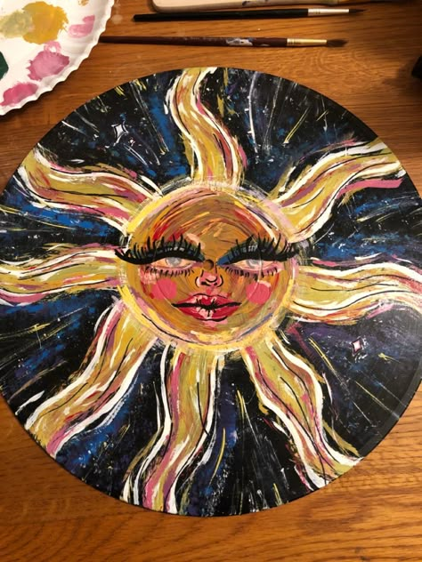 mix between hippie and grunge sun acrylic painting on old vinyl record Painted Cds Grunge, Painting On A Record, Painting Ideas On Canvas Grunge, Paintings On Circle Canvas, Record Painting Ideas Hippie, Sun Painting Acrylic, Painting Ideas Grunge, Painting On Records, Grunge Painting Ideas On Canvas