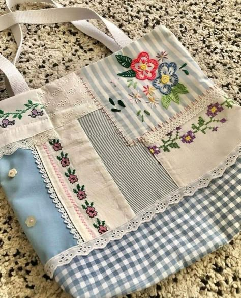 Patchwork Bags Ideas, Sewing Ideas To Sell, Tas Denim, Upcycled Tote, Sewing Machine Projects, Cute Sewing Projects, Tote Bags Sewing, Embroidery Bags, Diy Tote Bag