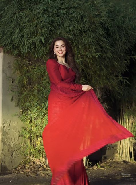 Hania Amir Traditional Outfits, Hania Amir In Western Dress, Hania Amir Traditional, Hania Amir Red Saree, Hania Amir Red Lehenga, Eid Photoshoot Ideas, Green Lehenga, Red Saree, Bridal Bangles