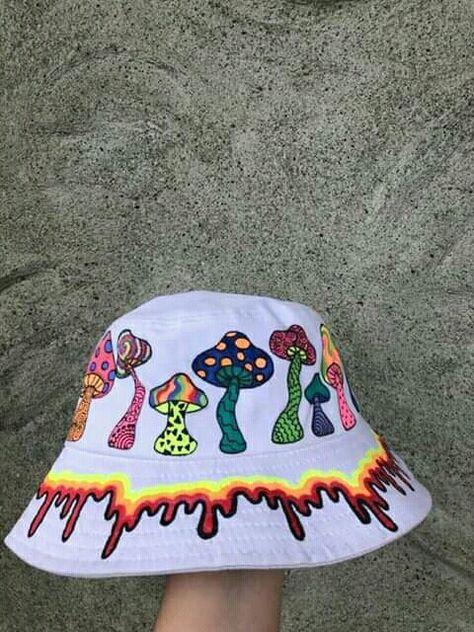 Painted Bucket Hat, Bucket Hat Painting, Diy Bucket Hat, Cute Bucket Hats, Bob Chapeau, Bucket Hat Fashion, Painted Clothes Diy, Painted Jeans, Painted Denim