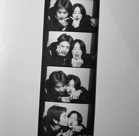 Photobox Ideas Pose Couple, Photobox Pose, Relationship Manifestation, Bf Aesthetic, Wattpad Character, Back To University, Photobooth Pictures, 사진 촬영 포즈, Couple Selfies