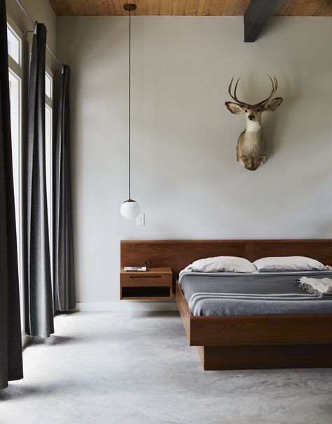 Concrete Ceiling Lighting, Concrete Floors Bedroom, Concrete Bedroom, Teak Bedroom, Floor Bedroom Ideas, Concrete Ceiling, Retro Bedrooms, Home On A Budget, Cama King