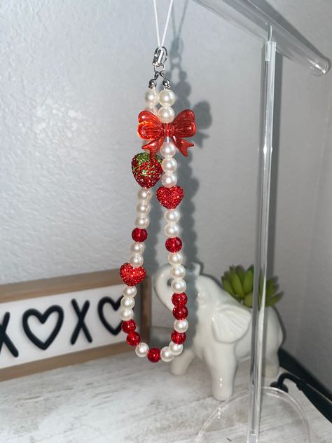 Bracelet Ideas Big Beads, Red Phone Charm, Red Beaded Bracelet, Strawberry Charm, Wire Diy, Cell Phone Charms, Bead Charms Diy, Diy Bracelets Patterns, Beads Bracelet Design