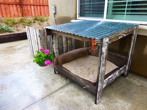 Dog house, old fence wood and a pallet = dog house,a/c cover,and both planters! Old Fence Wood, Diy Dog Run, Pallet Dog House, Pallet Dog Beds, Wooden Pallet Crafts, Dogs Diy Projects, Dog Run, Dog House Plans, Dog House Diy