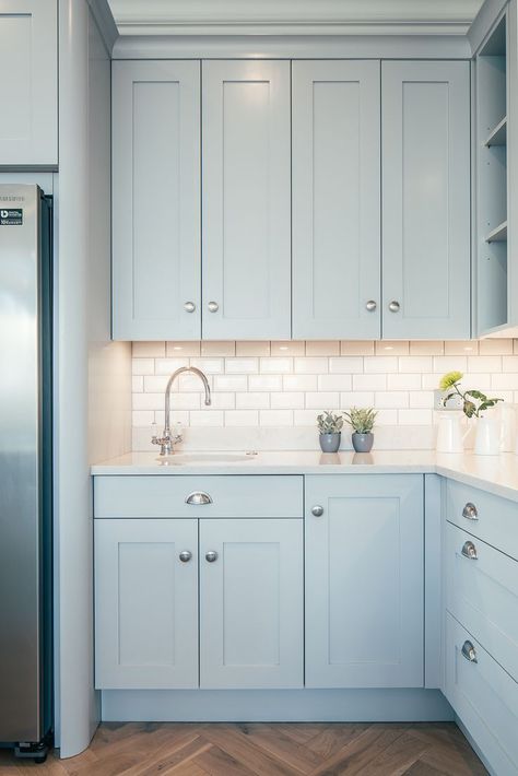 Light Blue Cabinet, Pastel Blue Kitchen, Blue Gray Kitchen Cabinets, Decor Kitchen Ideas, Light Blue Kitchens, Coastal Kitchen Design, Wallpaper Kitchen, Small Kitchen Cabinets, Decor Ideas Kitchen