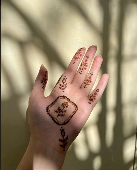 Khafif Mehndi, Mises En Page Design Graphique, Front Mehndi Design, Henna Designs Wrist, Finger Henna Designs, Henna Tattoo Kit, Simple Henna Tattoo, Beginner Henna Designs, Latest Henna Designs