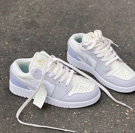 Air Jordan 1 Low Paris, Jordan 1 Low Paris, Nike Rosa, Yeezy Collection, Cute Casual Shoes, Dr Shoes, Nike Fashion Shoes, Preppy Shoes, Adidas Yeezy 350