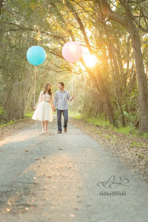 Gender reveal photoshoot Baby Reveal Photoshoot, Mom To Be Photoshoot, Bump Shoot Ideas, Ideas For Gender Reveal Party, Gender Reveal Photo Ideas, Gender Reveal Activities, Gender Reveal Photo Shoot, Gender Reveal Photoshoot, Reveal Photoshoot