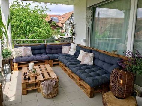 Pallet Terrace Furniture, Pallet Garden Sofa, Lastpall Ideas, Pallet Sofa Outdoor, Pallet Outdoor Furniture, Pallet Patio Furniture Diy, Diy Pallet Couch, Girl Apartment Decor, Pallet Lounge