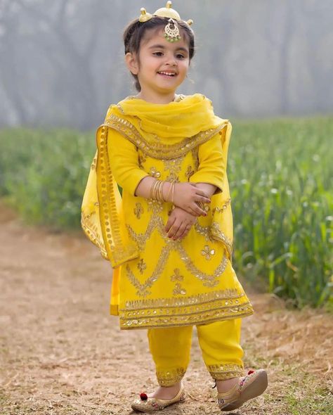 Pakistani Kids Dresses, Indian Dresses For Kids, Dressing Design, Kids Ethnic Wear, Kids Dress Collection, Kids Frocks Design, Kids Dress Wear