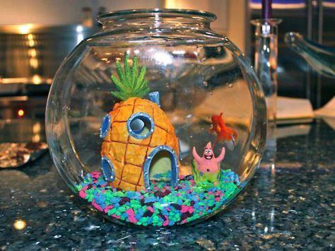 spongebob fish bowl Spongebob Fish Tank, Spongebob Birthday Party Decorations, Fish Tank Themes, Spongebob Birthday Party, Cool Fish Tanks, Small Fish Tanks, Diy Fish Tank, Spongebob Party, Pineapple Under The Sea