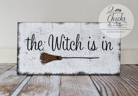 a bruxa está Pallet Halloween, Witch Signs, Halloween Wood Crafts, Primitive Signs, Primitive Halloween, Halloween Sign, Fall Halloween Crafts, Wicked Witch, Halloween 2017