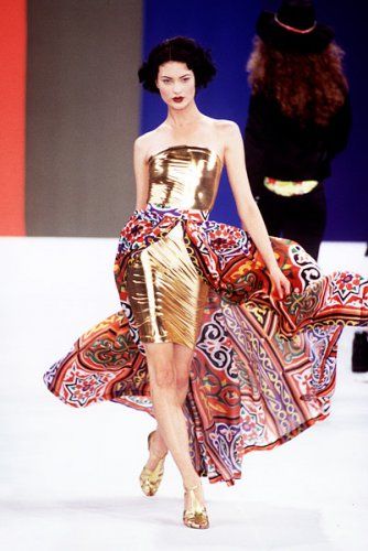 Todd Oldham dress...modeled by Shalom Harlow. Shalom Harlow Todd Oldham, Shalom Harlow Outfit, Shalom Harlow Walk, Shalom Harlow 90s Runway, Shalom Harlow Runway, Shalom Harlow 90s, 00s Mode, Fashion 1990s, Todd Oldham