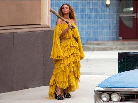 Beyonce Lemonade Aesthetic, Halloween In Summer, Beyonce Bachelorette, Beyonce Shakira, Music Powerpoint, Celeb Halloween, Claire Kyle, Beyoncé Lemonade, I Am Number One