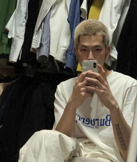 ig: zelzelzelzel Buzzcut Asian Men, Aesthetic White Outfits, White Outfits For Boys, Outfits For Males, Colour Gel Photography, Best Dressed Award, Korean Men Hairstyle, Edgy Grunge, Grunge Boy