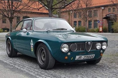 Alfa Romeo 1750 Gtv, Vintage Alfa Romeo, Classic Alfa Romeo, Alfa Romeo Vintage, Alfa Bertone, Alfa Cars, Alfa Gtv, Alfa Romeo 1750, Alfa Giulia