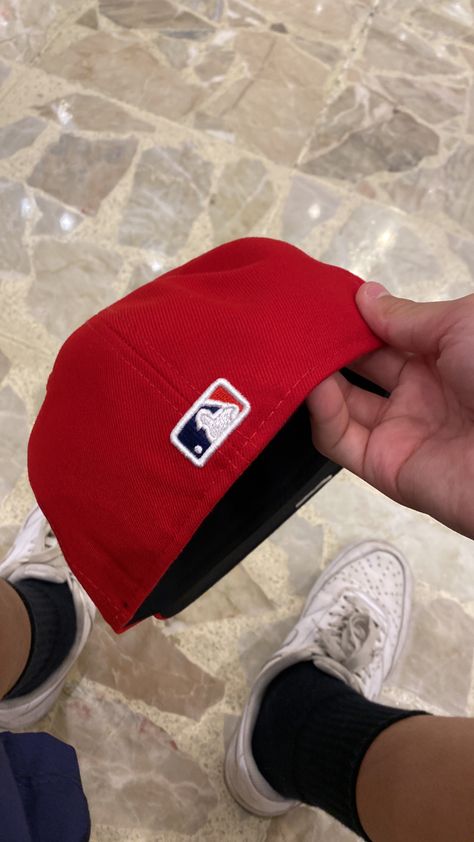 Mlb Cap Outfit, Red Cap Outfit, Red Fitted Cap, Fitted Hats Aesthetic, Caps Outfit, Outfit Ideaa, Hat Aesthetic, Nba Outfit, Cap Outfit