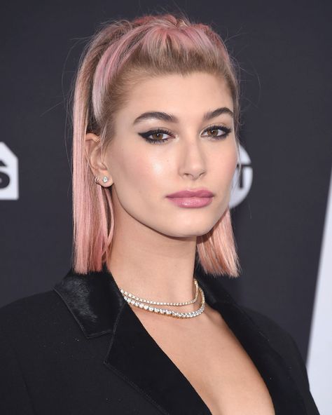 Hailey Baldwin Short Hair, Hailey Baldwin Hair, Short Hair Dos, Short Punk Hair, Hailey Rhode Baldwin, Short Hairdos, Spring Hair Color, Punk Hair, Hair Color Pink