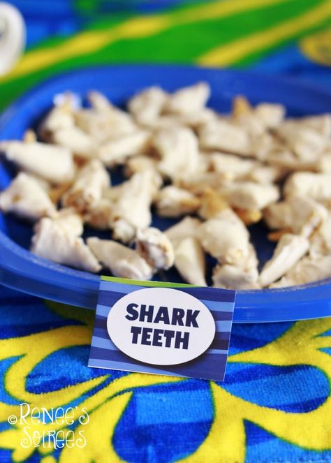 Bugles snacks, dipped in melted white candy/chocolate .... Shark Teeth Snack for a Shark Party Sharknado Party, Jaws Party, Florida Party, Shark Week Party, Surf Birthday, Soiree Party, Themed Recipes, Turtle Rock, Beach Themed Crafts