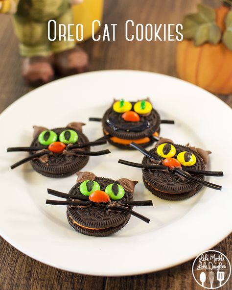 Oreo Cat Cookies - These little cute kitties are easy to make and are the perfect Halloween treat! Dirt Cupcakes, Oreo Cat, Witch Hat Cookies, Peach Syrup, Easy Halloween Food, Like Mother Like Daughter, Cat Cookies, Kids Treat, Halloween Baking